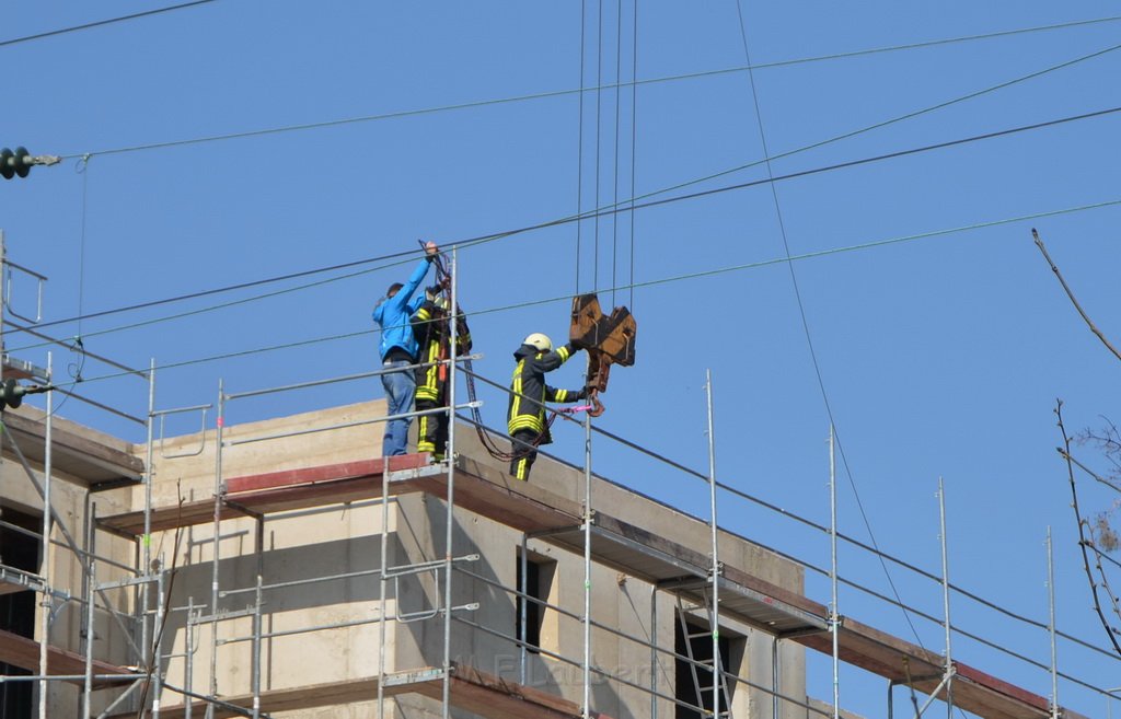 Einsatz BF Koeln Kran beruehrt Oberleitung DB Koeln Gremberg Taunusstr P144.JPG